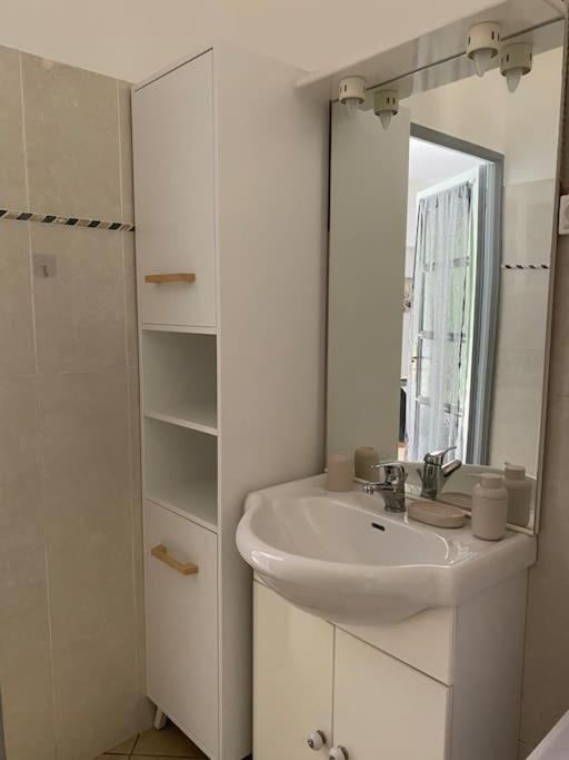 Villa Serenice - F2 Au Calme, Climatise, Wifi Et Parking Gratuit Nice Exterior foto
